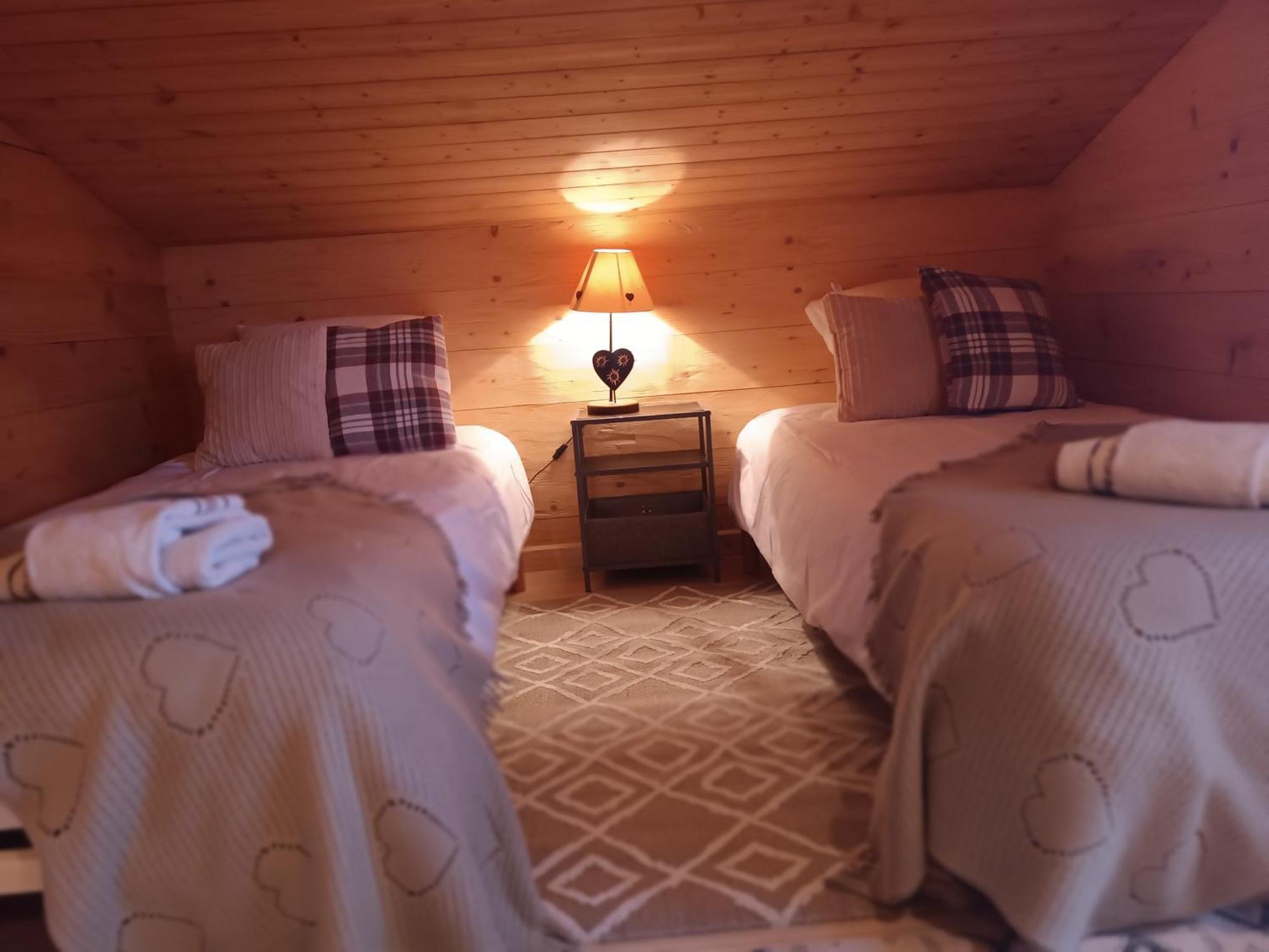 Charming Family Chalet For 8 People, With Private Hot Tub Les Clefs Exteriér fotografie