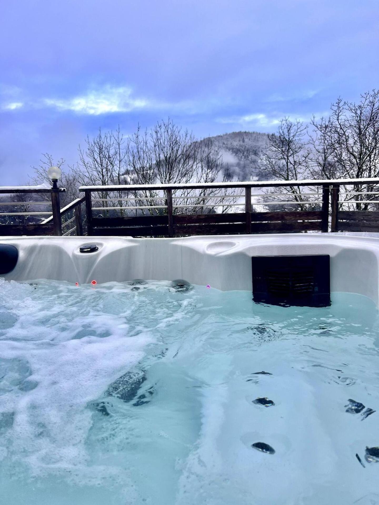 Charming Family Chalet For 8 People, With Private Hot Tub Les Clefs Exteriér fotografie